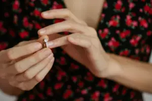 My Future DIL nægtede min bryllupsgave og krævede, at jeg skulle give hende min smaragdring som en arvestykke forlovelsesring