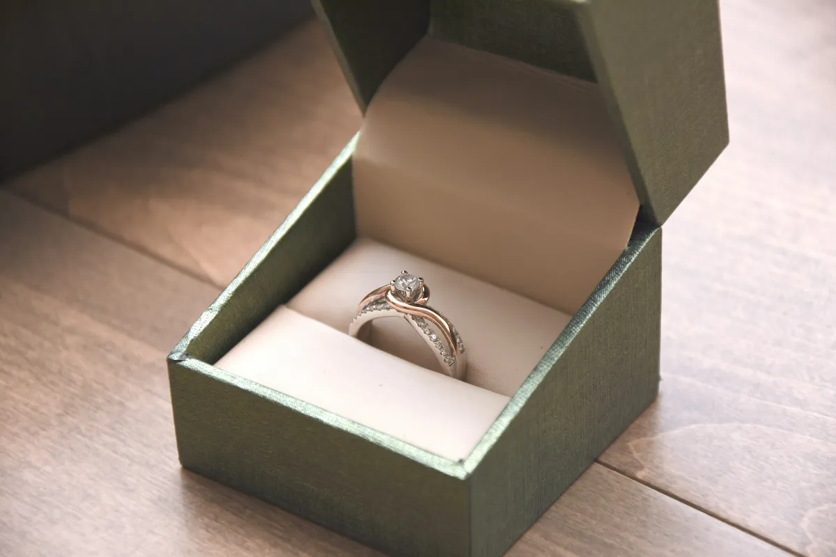 Jeg fandt en mærkelig ring i min mands bil, der vendte op og ned på mit liv