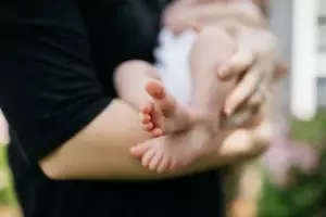 Mand vender tilbage fra forretningsrejse og ser nyfødt baby på bordet med to sedler ved siden af - Dagens historie