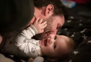 Mand vender tilbage fra forretningsrejse og ser nyfødt baby på bordet med to sedler ved siden af - Dagens historie
