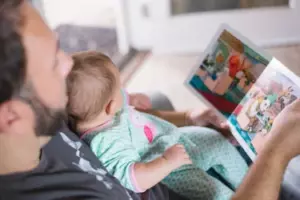 Mand vender tilbage fra forretningsrejse og ser nyfødt baby på bordet med to sedler ved siden af - Dagens historie