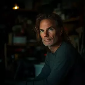 Jeg gik ind i min mands aflåste garage, hvor han tilbragte hver aften — billeder af en smuk ung kvinde var spredt ud over det hele.