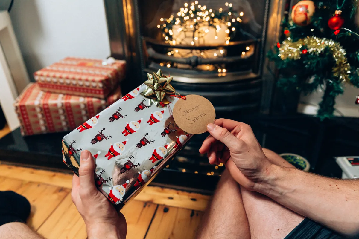 Pige håner dreng, der ikke kom med julegave til klassen, besøger ham, mens han læser sit brev til julemanden - dagens historie