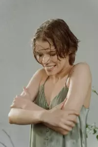 Jeg fangede mine børns babysitter i at komme ud af brusebadet, mens min mand var hjemme, så jeg tændte for Nanny-kameraet dagen efter