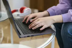 Jeg overhørte min søn sige i telefonen, 'Hej, mor! Jeg besøger dig i morgen i stedet for at gå i skole!' - Jeg besluttede at følge ham