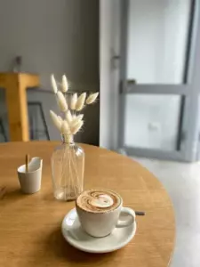 Jeg smed mine bedsteforældre, der opdrog mig, ud fra min eksamen - Karma lærte mig hurtigt en lektie