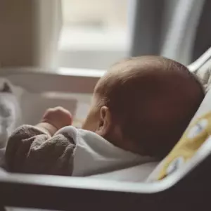 Jeg blev mistænksom over for min mand efter fødslen - så så jeg ved et uheld hvorfor på babyalarmen