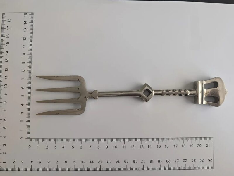 Jeg fandt denne mærkelige genstand i min bedstemors køkkenskuffe. Den er metallisk og har fire ben