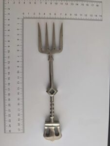 Jeg fandt denne mærkelige genstand i min bedstemors køkkenskuffe. Den er metallisk og har fire ben