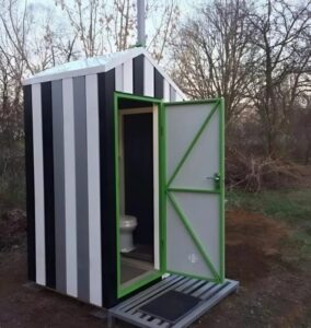 En utrolig makeover! En mand forvandlede et gammelt udendørs toilet til en fantastisk skabning, der efterlod alle i ærefrygt