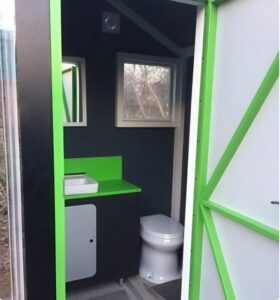 En utrolig makeover! En mand forvandlede et gammelt udendørs toilet til en fantastisk skabning, der efterlod alle i ærefrygt