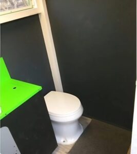 En utrolig makeover! En mand forvandlede et gammelt udendørs toilet til en fantastisk skabning, der efterlod alle i ærefrygt