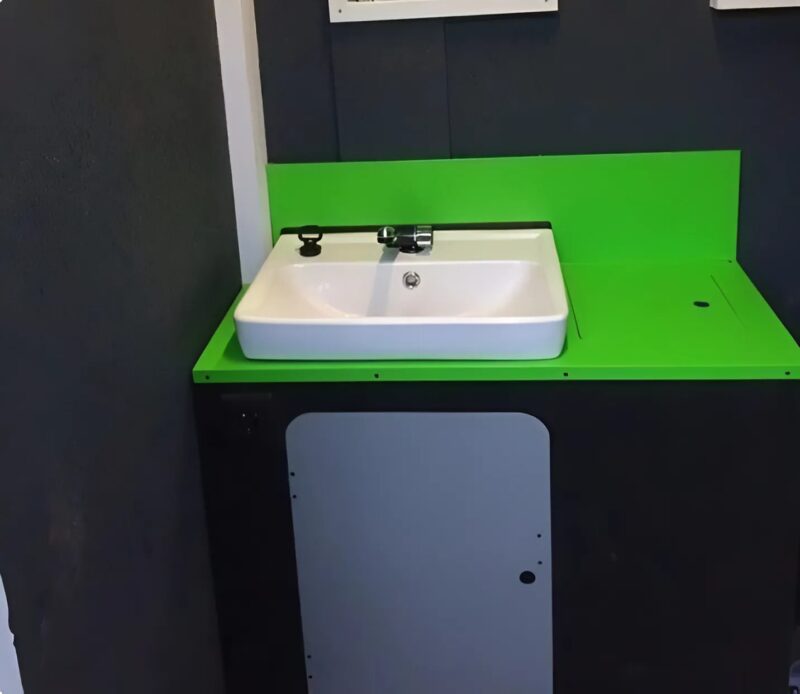 En utrolig makeover! En mand forvandlede et gammelt udendørs toilet til en fantastisk skabning, der efterlod alle i ærefrygt