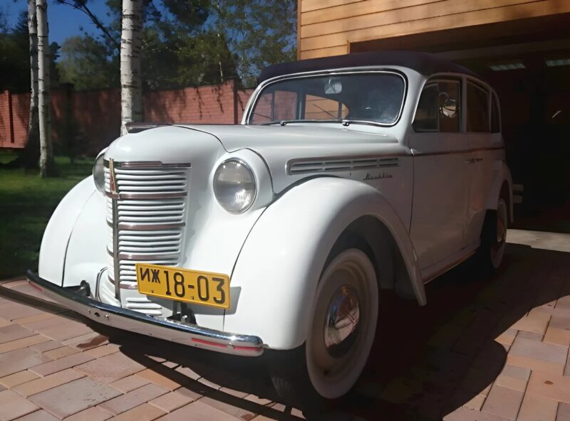 En klassisk bil fra 1950'erne havde stået udenfor i mange år, før den blev restaureret
