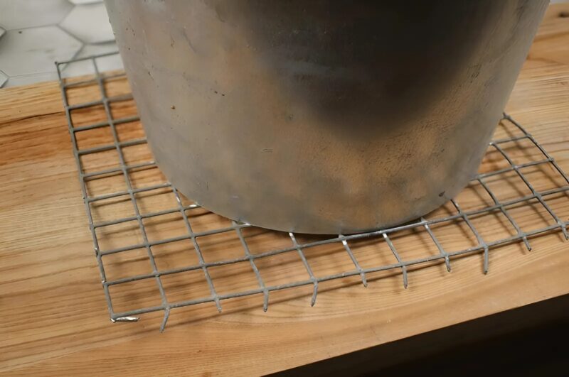 Jeg var overrasket over, hvad min nabo gjorde med en gammel, rusten spand - nu tænker jeg, at jeg også har brug for en!