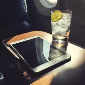 Jeg satte mig ved siden af ​​min mands eks på en flyvning - da vi landede, var mit ægteskab forbi