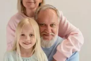 Min familie efterlod bedstefar på hotellet for at undgå at betale - de var ikke klar over, at jeg var det forkerte barnebarn at rode med