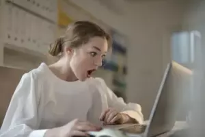 Jeg kom uanmeldt hjem og fandt min mor med synlige skader, mens min far smilede på en yacht med en anden kvinde. Jeg åbnede pengeskabet, tog mit navneskilt og ringede til min advokat – "Vi skal nok få dem til at stå til ansvar for dette ..."