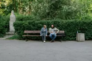Jeg genkendte en hjemløs mand som min forlovede, der forsvandt fra vores bryllup for 8 år siden - hans forklaring chokerede mig