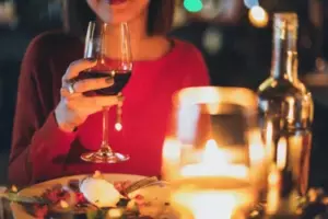 Min langdistance-kæreste besøgte mig og narrede mig til at betale vores restaurantregninger - jeg lærte ham en lektie