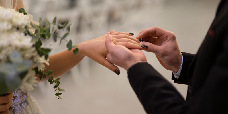 Til min babyshower gav min søster mig en klapvogn i stykker. "Den passer til hendes liv," grinede hun. "Alene og falder fra hinanden." Min mor smilede og tilføjede: "Hun er heldig, at hun overhovedet blev inviteret." Jeg forblev tavs.