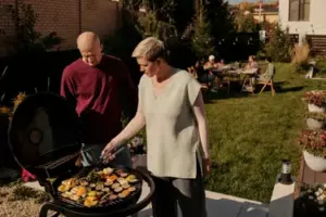 Til min babyshower gav min søster mig en klapvogn i stykker. "Den passer til hendes liv," grinede hun. "Alene og falder fra hinanden." Min mor smilede og tilføjede: "Hun er heldig, at hun overhovedet blev inviteret." Jeg forblev tavs.