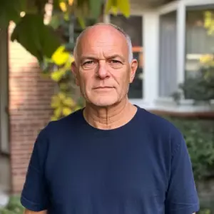 En arbejdende far mistede sit job for at redde en lille pige i varmen — men den næste morgen stoppede fem sorte SUV'er uden for hans hjem med en sandhed, der ville ændre hans fremtid for altid.