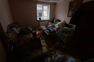 El mejor amigo de mi esposo se mudó hace semanas, esperando que yo limpiara después de él. Mi esposo se puso de su lado, así que les di una lección.