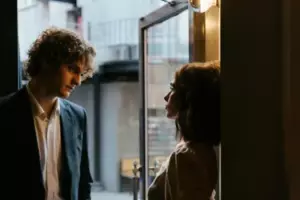 El mejor amigo de mi esposo se mudó hace semanas, esperando que yo limpiara después de él. Mi esposo se puso de su lado, así que les di una lección.