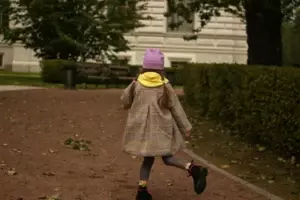 I ti år opdrog jeg mit barn alene, mens hele landsbyen hånede mig – indtil en luksusbil ankom en morgen, og barnets rigtige far kom ud og tav alle.