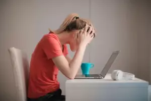 På min bryllupsdag dukkede jeg op med et blåt øje. Min forlovede stod ved siden af ​​mig ... og da han så min mor, smilede han. Så sagde han: "Det er for at hun lærer." Alle i rummet grinede. Og så gjorde jeg noget, der chokerede dem alle ...