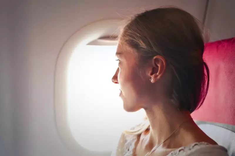 Millionær håner fattig kvinde med 3 børn på business class-flyvning, indtil piloten afbryder - Dagens historie