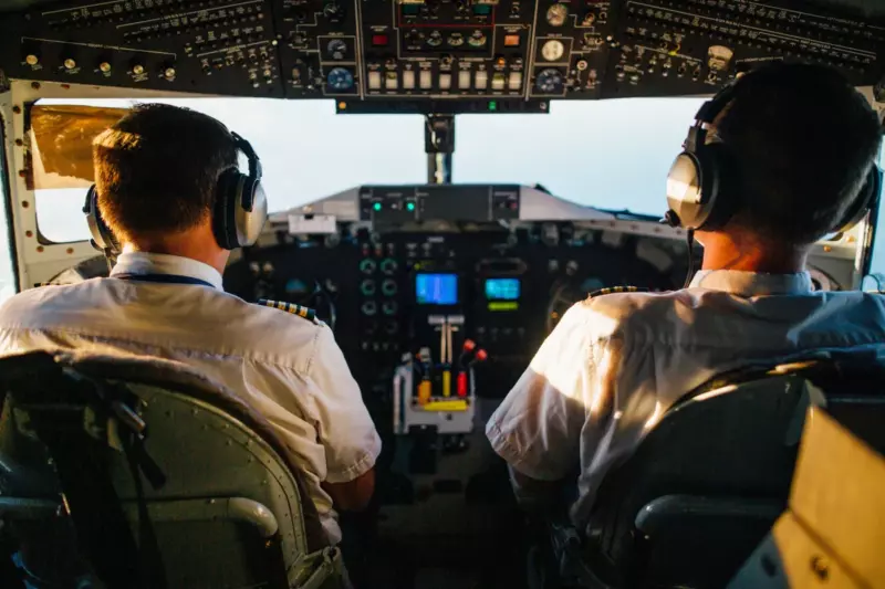 Millionær håner fattig kvinde med 3 børn på business class-flyvning, indtil piloten afbryder - Dagens historie