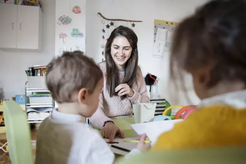 Mor opdager, at hendes søn græder hver gang babysitteren henter ham fra vuggestuen, og beslutter sig for at følge efter dem - Dagens historie