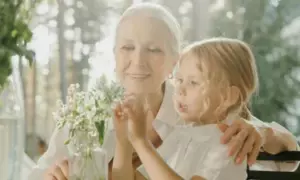 Min bror smed vores bedstemor ud, fordi hun ikke havde penge tilbage – hun lærte ham en lektie, han aldrig vil glemme