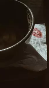 Jeg ville skilles fra min utro mand, men min svigermor truede med at bruge noget imod mig, der kunne tage mine børn fra mig - Dagens historie