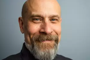 Chef fyrer ung opvasker på mistanke om tyveri; hun undskylder grædende efter at have åbnet sin taske - Dagens historie