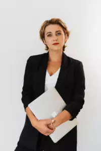 Min stedmor smed mig ud af huset, mens min far forblev tavs – Dage senere var de på knæ og bad om tilgivelse.