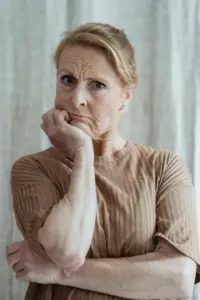 Jeg ankom til min datters hus og så hendes tøj og fotos spredt ud over græsplænen. Hendes mand stod over hende, tvang papirer i hendes hænder og råbte: "Bare underskriv dem nu!"