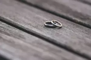 Min mors ord knuste mig, da hun rev min for tidligt fødte datters iltmåler ned fra væggen. Jeg sprang fremad, men min søsters fingre låste sig fast om mit håndled som en fælde. "Lad være," hvæsede hun.