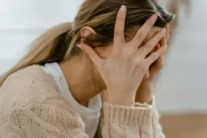 "Kom ikke, bare send checken," sagde min datter til mig ... Jeg fulgte hendes anmodning. Men inde i kuverten var der ikke penge, det var et valg, hun aldrig vil glemme!