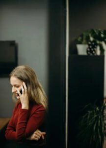 Min kommende svigermor tvinger mig til at bade i et udendørs badekar for at "teste" mig selv – Karma indhenter hende endelig.
