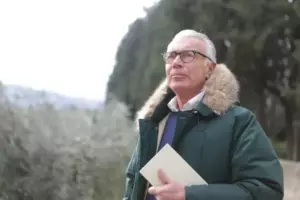 Støjende naboer beder en ældre mand om at gå, men fortryder det så - Dagens historie