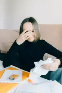 Ved en glamourøs bryllupsfest stoppede en ung dreng chokeret op, efter at have genkendt bruden som sin for længst savnede mor. Gommens næste træk fik alle til at græde.