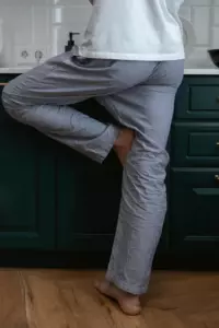 Miguel strammede den sidste skrue og testede døren. Den justerede sig perfekt.