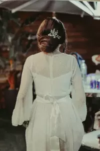 Min svigermor dukkede ubuden op til den romantiske bryllupsdagsmiddag, jeg havde planlagt med min mand, iført en hvid kjole, og det skabte et stort skue.