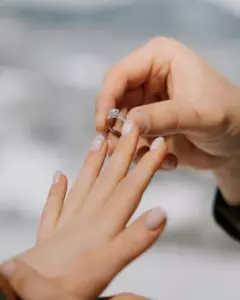 Min mor gav pengene til mit bryllup til min kusine, fordi "hun er smukkere og har en bedre chance for at finde en partner."