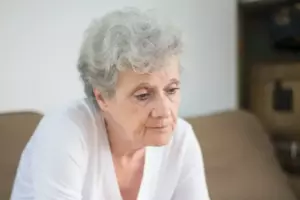 Mand forbyder sin stakkels mor at se sit nyfødte barnebarn efter hun gik i timevis for at se det - Dagens historie