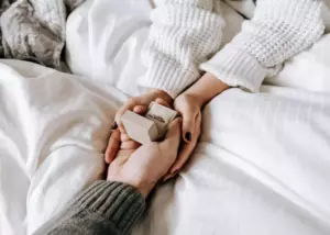 Dagen efter min forlovede forsvandt fra vores bryllup, så jeg ham underskrive nogle papirer på min fars kontor - Dagens historie