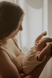 Min mand nægtede at betale halvdelen af hospitalsregningen på 9.000 dollars, efter jeg fødte – så jeg lærte ham en lektie, han ikke vil glemme.